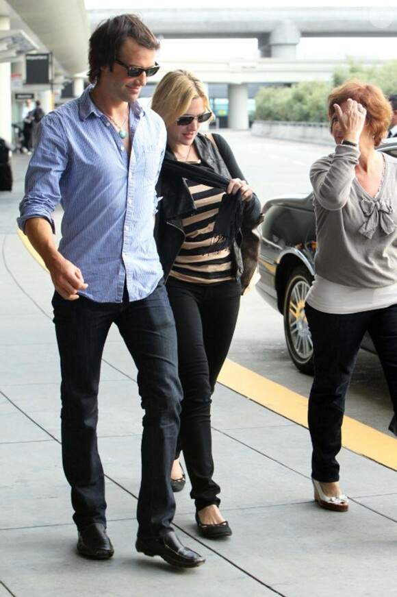 Kate Winslet et son nouveau chéri Ned Rockroll, neveu de Richard Branson, arrivent à l'aéroport de San Francisco le 14 octobre 2011, plus de doute sur leur amour !