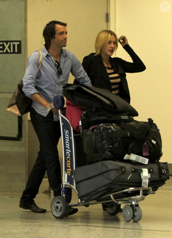 Exclusif : Kate Winslet et son nouveau chéri Ned Rockroll, neveu de Richard Branson, arrivent à l'aéroport de San Francisco le 14 octobre 2011, c'est un gentleman qui pousse le chariot !