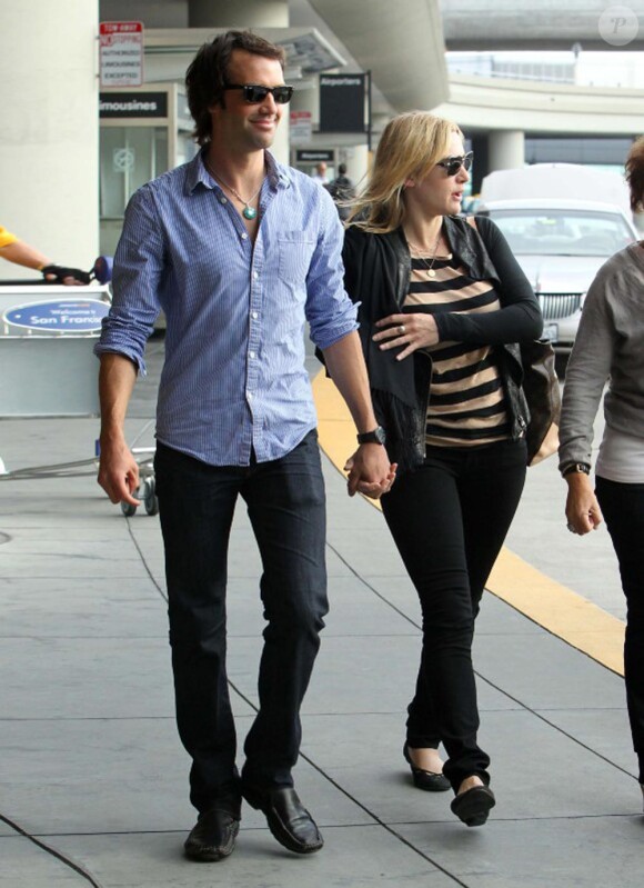 Kate Winslet et son nouveau chéri Ned Rockroll, neveu de Richard Branson, arrivent à l'aéroport de San Francisco le 14 octobre 2011.