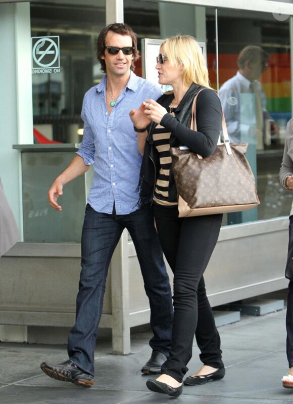 Kate Winslet et son nouveau chéri Ned Rockroll, neveu de Richard Branson, amoureux à leur arrivée à l'aéroport de San Francisco le 14 octobre 2011.