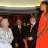 La reine Elizabeth II a eu beaucoup de plaisir à rencontrer la jeune basketteuse Elizabeth Cambage, 20 ans et 2m03, lors de la réception officielle en son honneur à Parliament House, le 21 octobre 2011, au troisième jour de sa visite officielle en Australie.