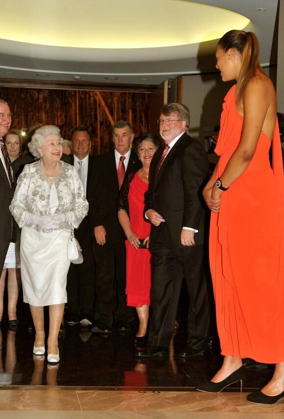 Elizabeth II a eu beaucoup de plaisir à rencontrer la jeune basketteuse Elizabeth Cambage, 20 ans et 2m03, lors de la réception officielle en son honneur à Parliament House, le 21 octobre 2011, au troisième jour de sa visite officielle en Australie.