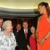 La reine Elizabeth II a aimé sa rencontre avec la jeune basketteuse Elizabeth Cambage, 20 ans et 2m03, lors de la réception officielle en son honneur à Parliament House, le 21 octobre 2011, au troisième jour de sa visite officielle en Australie.