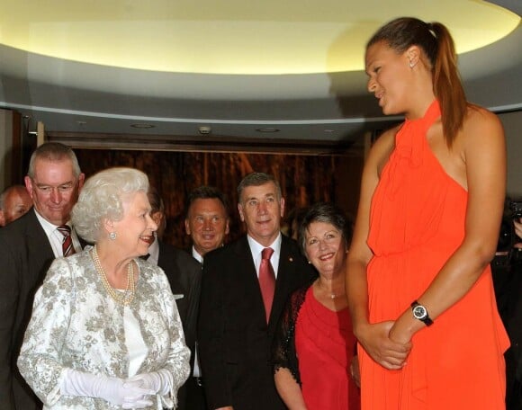 La reine Elizabeth II a aimé sa rencontre avec la jeune basketteuse Elizabeth Cambage, 20 ans et 2m03, lors de la réception officielle en son honneur à Parliament House, le 21 octobre 2011, au troisième jour de sa visite officielle en Australie.