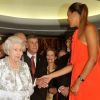 La reine Elizabeth II a eu beaucoup de plaisir à rencontrer la jeune basketteuse Elizabeth Cambage, 20 ans et 2m03, lors de la réception officielle en son honneur à Parliament House, le 21 octobre 2011, au troisième jour de sa visite officielle en Australie.