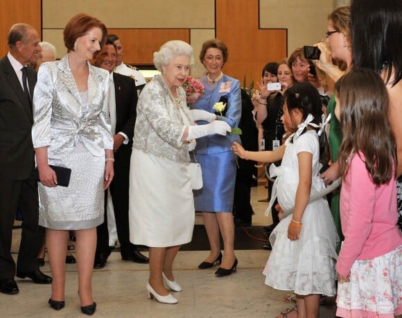 Le Premier ministre australien Julia Gillard s'en est tenue à sa conviction : deux jours après avoir 'omis' de faire la révérence à sa reine, la républicaine a récidivé lors de la réception officielle d'Elizabeth II à Parliament House, le 21 octobre 2011, au troisième jour de sa visite officielle en Australie.