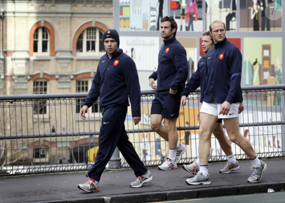 Dimitri Yachvili, Morgan Parra, Vincent Krescher et Julien Bonnaire se rendent au Domaine Onewa le 19 octobre 2011 à travers les rues de la ville d'Auckland pour l'entraînement du XV de France