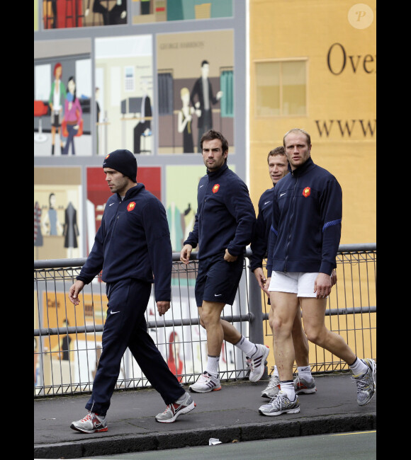 Dimitri Yachvili, Morgan Parra, Vincent Krescher et Julien Bonnaire se rendent au Domaine Onewa le 19 octobre 2011 à travers les rues de la ville d'Auckland pour l'entraînement du XV de France