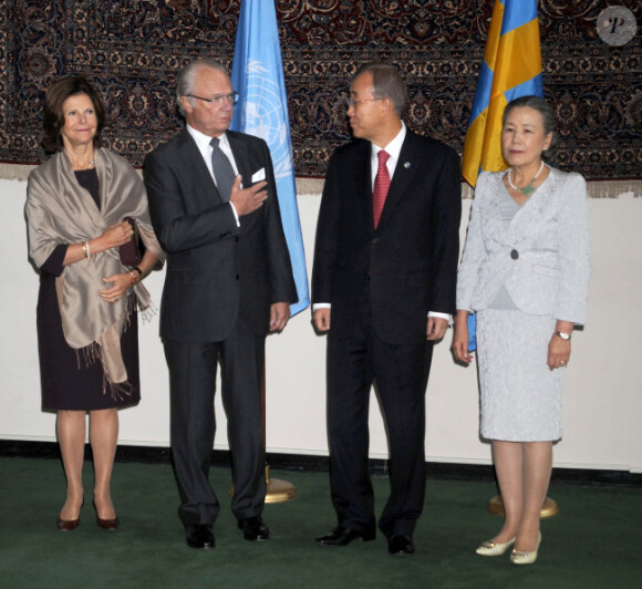 Le roi Carl Gustaf et la reine Silvia de Suède en visite à la Fondation Américano-Scandinave en compagnie du Secrétaire Général de l'ONU Ban-Ki Moon et son épouse, à New York, le 21 octobre 2011.