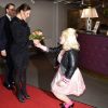 La comédienne Sofia Zeider s'incline...
La princesse Victoria de Suède, en compagnie de son mari le prince Daniel, assistait dans la soirée du 21 octobre 2011 à la dernière du spectacle Elvis par la troupe du Glada Hudik-teatern.