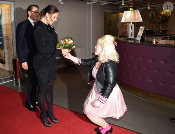 La comédienne Sofia Zeider s'incline...
La princesse Victoria de Suède, en compagnie de son mari le prince Daniel, assistait dans la soirée du 21 octobre 2011 à la dernière du spectacle Elvis par la troupe du Glada Hudik-teatern.
