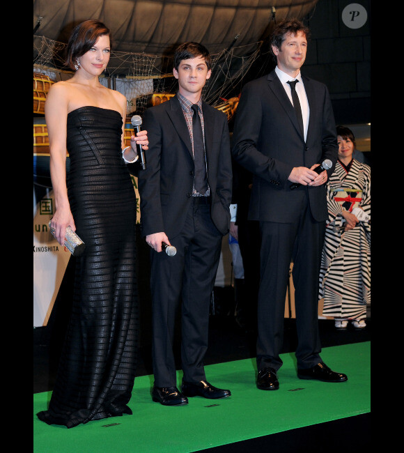 Milla Jovovich, Logan Lerman et Paul W.S. Anderson lors de la cérémonie d'ouverture du 24ème Festival du Film International de Tokyo, le 22 octobre 2011