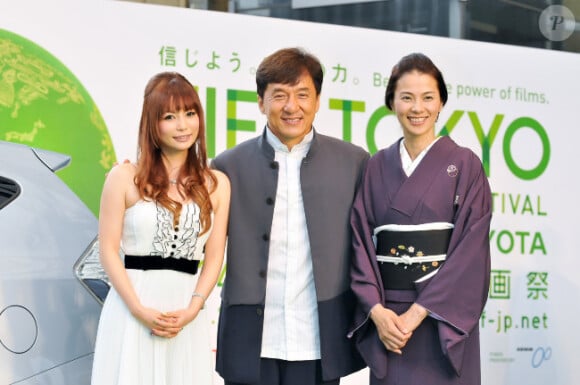 Shoko Nakagawa, Jackie Chan et Makiko Esumi lors de la cérémonie d'ouverture du 24ème Festival du Film International de Tokyo, le 22 octobre 2011