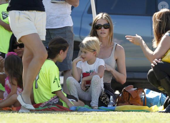 Denise Richards est venue applaudir sa fille aînée Sam lors d'un match de football avec sa petite soeur Lola le 22 octobre 2011