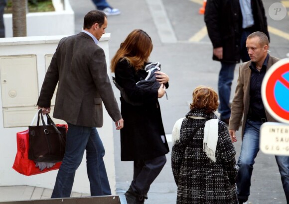 Carla Bruni-Sarkozy à la sortie de la Clinique de la Muette le dimanche 23 octobre 2011