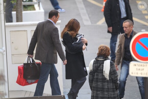 Carla Bruni-Sarkozy à la sortie de la Clinique de la Muette le dimanche 23 octobre 2011