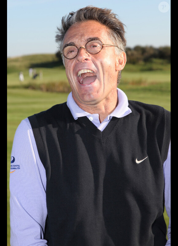 Gérard Holtz joue au golf en octobre 2011