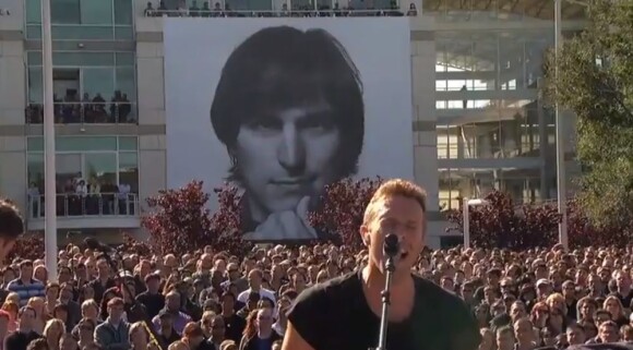 Coldplay lors du mémorial pour Steve Jobs organisé au siège d'Apple, à Cupertino en Californie, le 19 octobre 2011.