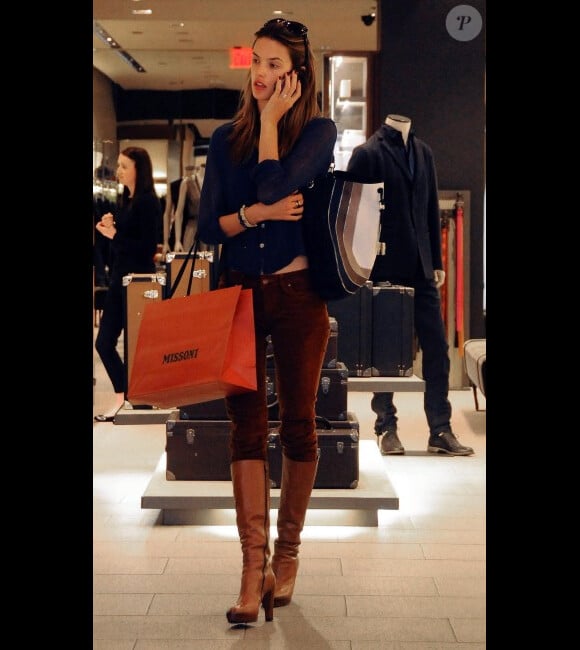 Alessandra Ambrosio en pleine séance shopping à Los Angeles le 25 octobre 2011