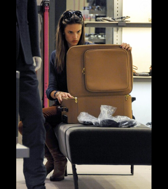 Alessandra Ambrosio a acheté une valise à Los Angeles le 25 octobre 2011
