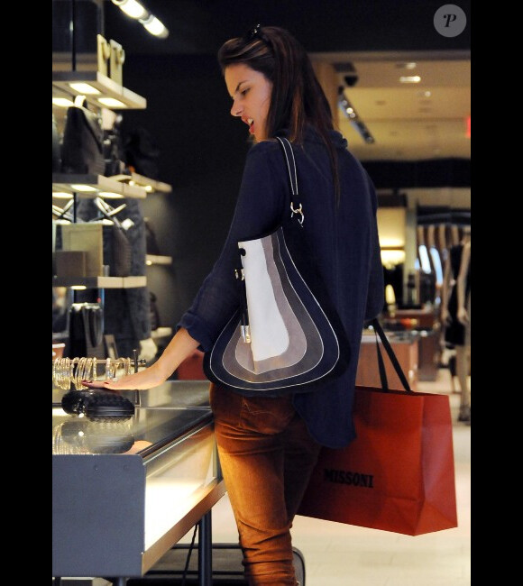 Alessandra Ambrosio en solitaire, s'est fait plaisir dans les boutiques de Los Angeles le 25 octobre 2011