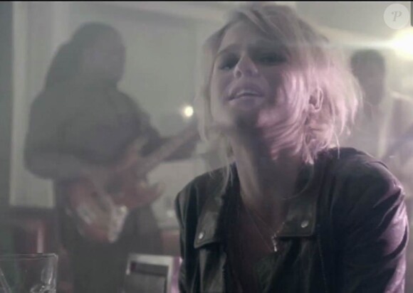 Selah Sue continue à irradier la scène musicale avec Crazy Vibes, extrait de son premier album éponyme, et son clip dévoilé fin octobre 2011.