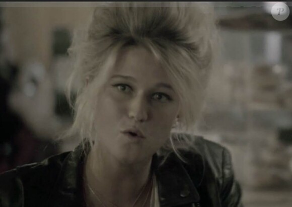 Selah Sue continue à irradier la scène musicale avec Crazy Vibes, extrait de son premier album éponyme, et son clip dévoilé fin octobre 2011.