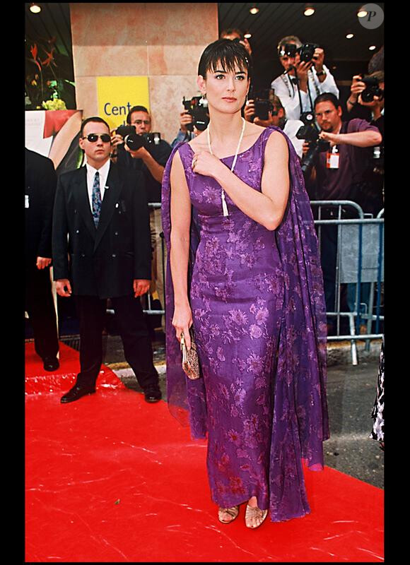 Au Festival de Cannes 1997, l'actrice Demi Moore tente de jouer à la geisha dans sa robe mauve et drapée, sans succès. Le 10 mai 1997.