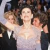 Demi Moore, tout sourire à son arrivée aux Oscars, aurait mieux fait de choisir une autre robe... et une autre coiffure. Los Angeles, le 1er avril 1992.