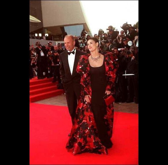Alors que Bruce Willis porte un smoking sombre des plus classiques et élégants, son épouse de l'époque Demi Moore choisit de porter un long manteau rouge et noir, pièce dont elle aurait dû se dispenser. Cannes, le 7 mai 1997.
