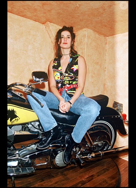 Demi Moore joue la rockeuse en grosse cylindrée. Londres, le 18 mai 1993.