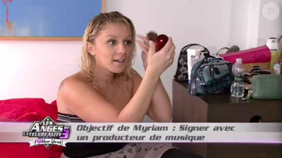 Myriam se prépare dans les Anges de la télé-réalité 3, vendredi 28 octobre 2011 sur NRJ 12