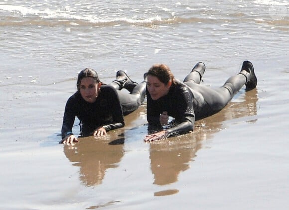 Courteney Cox en combinaison de plongée sur le tournage de Cougar Town, à Los Angeles, le 27 octobre 2011