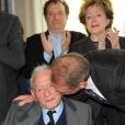 Robert Lamoureux en avril 2009, honoré par Bertrand Delanoë et entouré par ses amis 