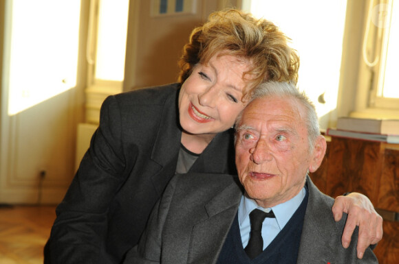 Robert Lamoureux en avril 2009 pose avec Marthe Mercadier