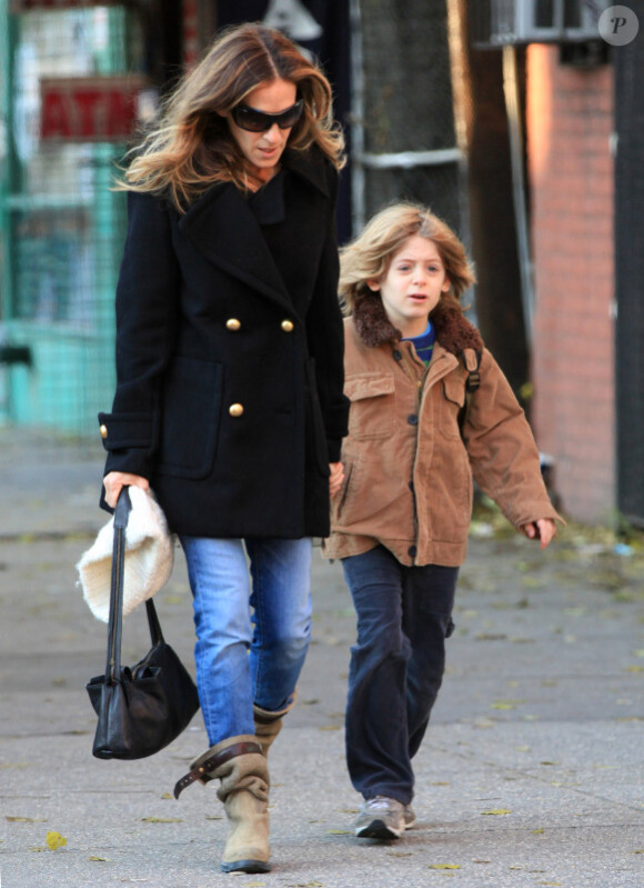 Sarah Jessica Parker et son fils James, à New York, le 28 octobre 2011.