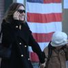 Souriante, Sarah Jessica Parker se balade avec son fils cagoulé James, dans les rues de New York. Le 28 octobre 2011.