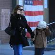 Souriante, Sarah Jessica Parker se balade avec son fils cagoulé James, dans les rues de New York. Le 28 octobre 2011.