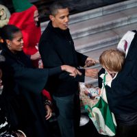 Barack et Michelle Obama : moment monstrueux entourés d'enfants
