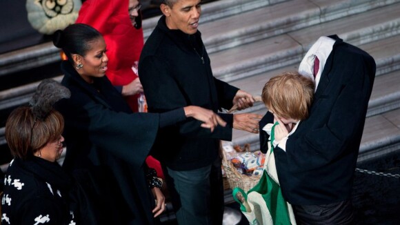 Barack et Michelle Obama : moment monstrueux entourés d'enfants