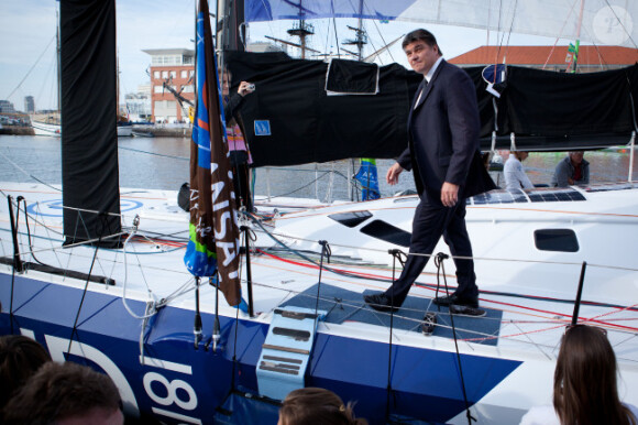 Samedi 29 octobre 2011 au Havre, David Douillet salue les concurrents de la 10e Transat Jacques Vabre. 