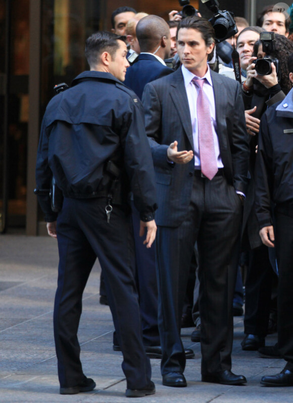 Joseph Gordon-Levitt et Christian Bale sur le tournage de The Dark Knight Rises. Le 28 octobre 2011.