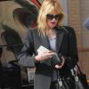Mélanie Griffith affiche une silhouette plus que mince dans les rues de Los Angeles. Ici, à la sortie du magasin Barneys le 1er novembre 2011