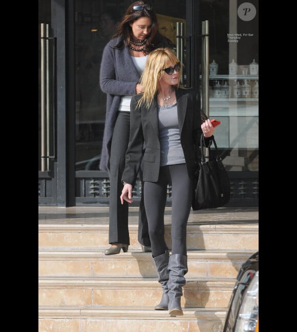 Mélanie Griffith a choqué avec ses jambes maigres moulées dans un legging noir dans les rues de Los Angeles. Ici, à la sortie du magasin Barneys le 1er novembre 2011