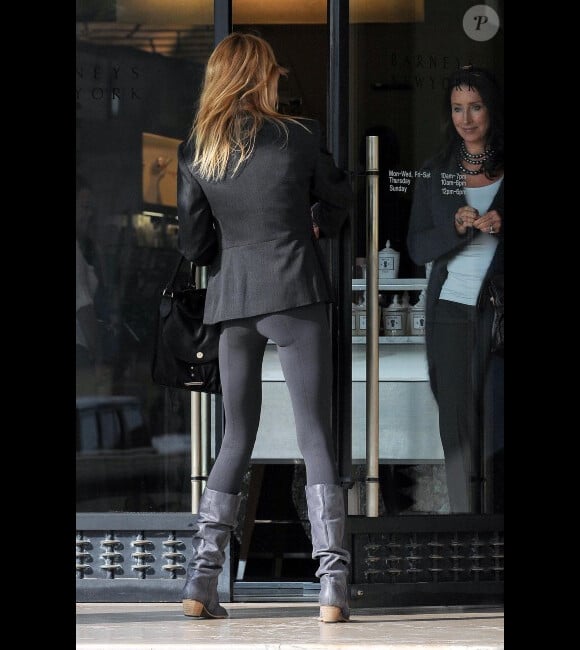 Qu'arrive-t-il à Mélanie Griffith, qui affiche une silhouette plus que mince dans les rues de Los Angeles ? Le 1er novembre 2011
