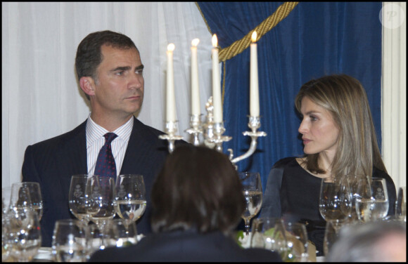 Letizia d'Espagne et Felipe ont assisté aux Prix du journalisme Francisco Cerecedo à Madrid le 2 novembre 2011