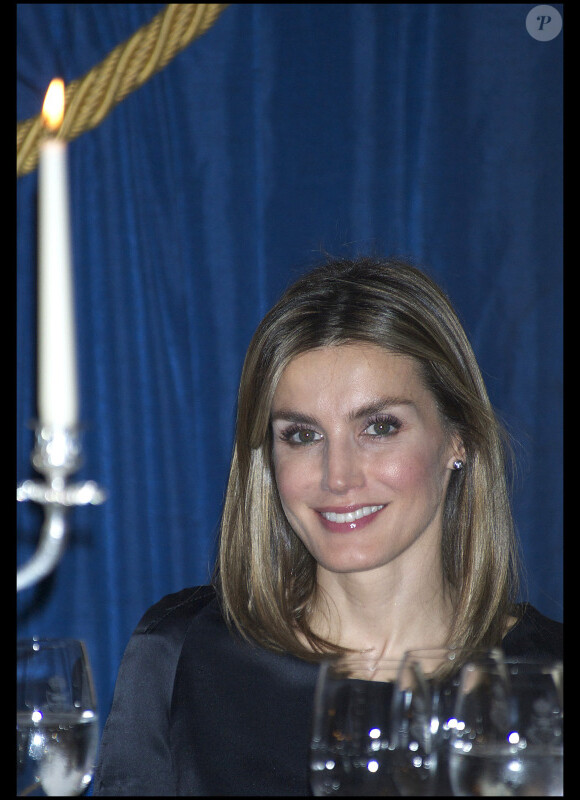 Letizia d'Espagne, ancienne journaliste conquise lors des Prix du journalisme Francisco Cerecedo à Madrid le 2 novembre 2011