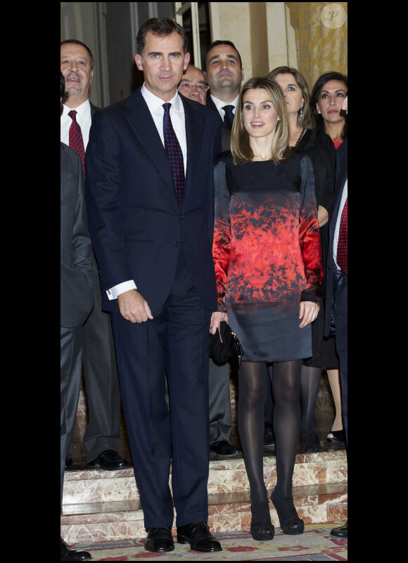 Au bras de son prince Felipe, Letizia d'Espagne a fait sensation lors de la cérémonie des Prix du journalisme à Madrid le 2 novembre 2011