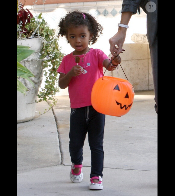 La petite Lou a bien grandi ! La fille du top Heidi Klum vole la vedette à sa maman dans les rues de Los Angeles le 3 novembre 2011
