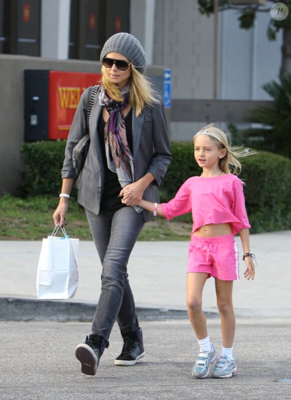 Leni tout de rose vêtue accompagne sa maman Heidi Klum lors d'une balade shopping à Los Angeles le 3 novembre 2011
